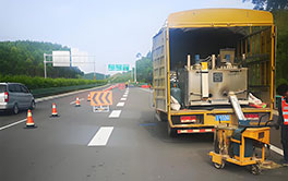 Mise en place de la signalisation horizontale avec l'équipement professionnel ACE sur site