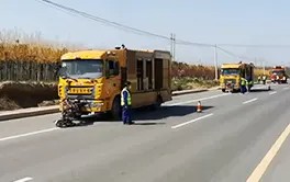 Équipe de maintenance routière utilisant le véhicule d'effacement ACE en conditions réelles