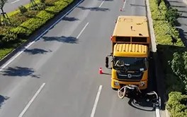 Vue aérienne de l'effacement précis de lignes de signalisation avec l'équipement ACE