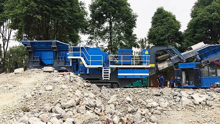 Châssis sur chenilles robuste pour la mobilité du concasseur sur terrains difficiles.