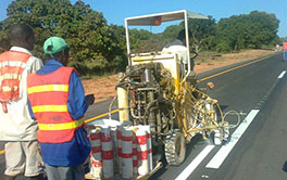 Machine de marquage routier à peinture froide
