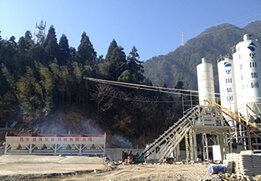 Centrale à béton à malaxage par vibration pour la construction de l'autoroute YA-KANG