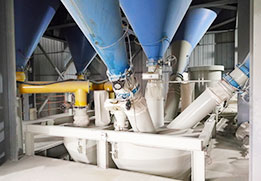 trémies de pesage sur usine de mortier sec