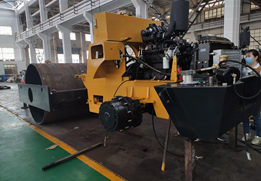 Cabine pivotante facilitant la maintenance et l'accès au moteur du rouleau tandem
