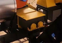 Les agrégats, le bitume et les additifs sont malaxés à fond dans le malaxeur de grande capacité pour garantir l'homogénéité et la haute qualité.