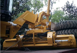 Niveleuse motorisée ACE équipée d'un bulldozer avant et d'un ripper arrière