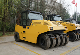 Compacteur pneumatique ACE avec transmission hydraulique CVT pour un changement de vitesse continu