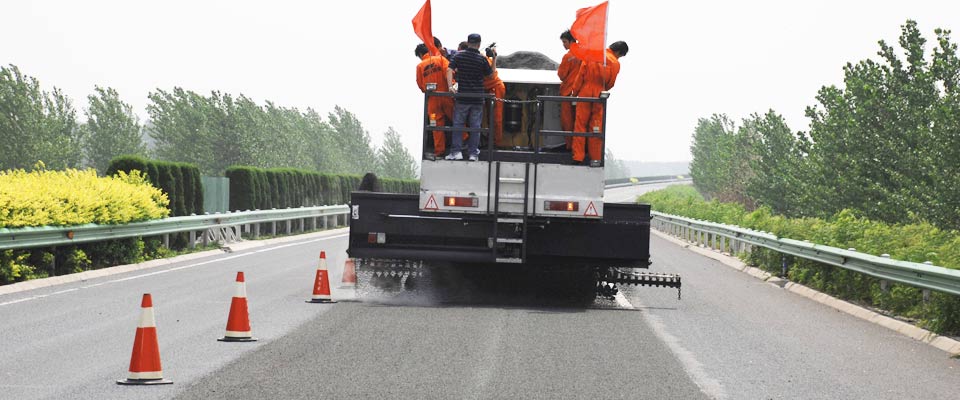 Scellement Synchrone de Granulats au Bitume Caoutchouté