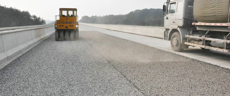 Technologie de Scellement Synchrone de Granulats au Bitume Caoutchouté